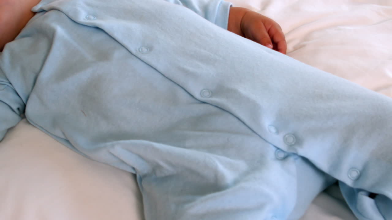 un bebé durmiendo en la cama