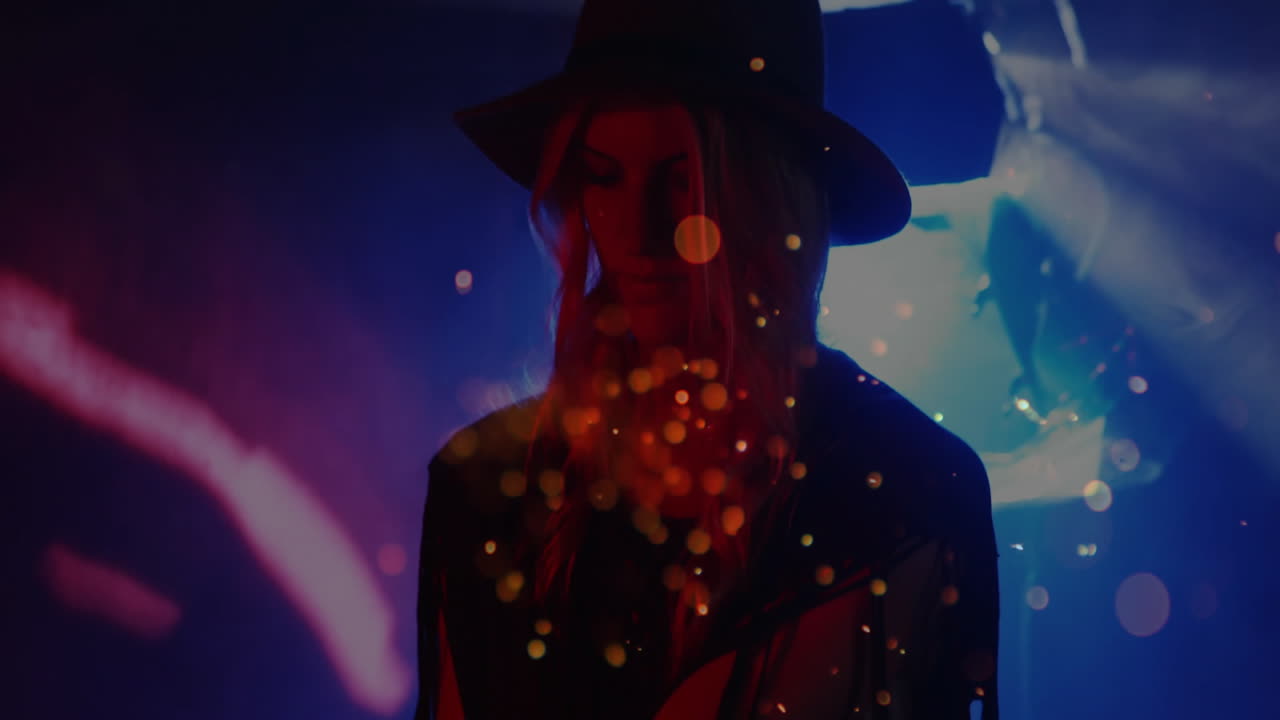Donna con cappello sul palco di un club, con faretti, fumo e bokeh animati per il marketing di eventi