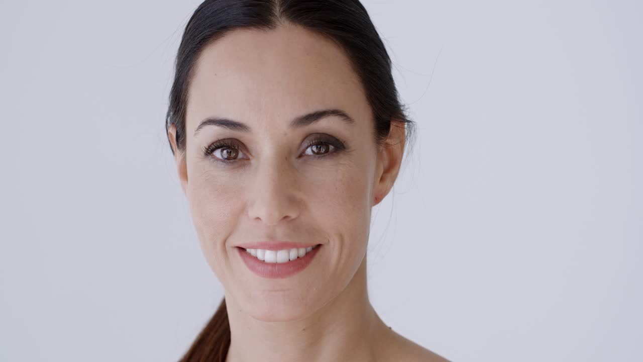 una mujer joven y hermosa.