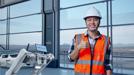 ingeniero con robot en una instalación moderna