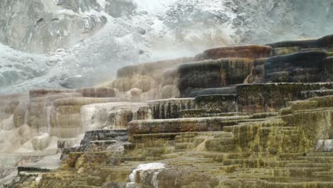 Mamut-Aguas-Termales-Parque-Nacional-De-Yellowstone-Una-Panorámica-Lenta-Hasta-Las-Hermosas-Terrazas-Esculpidas-De-Piedra-Caliza-Con-Vapor-A-La-Deriva-En-El-Viento