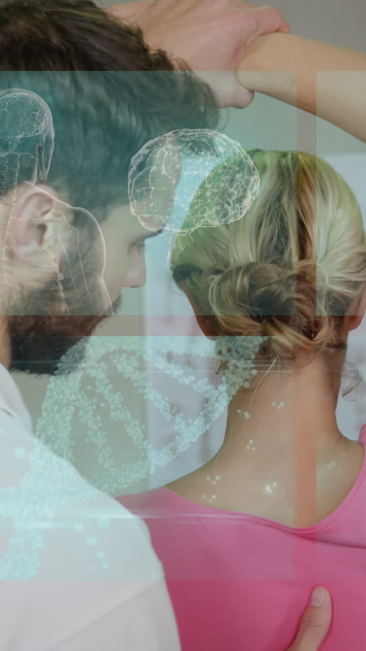 animación del procesamiento de datos médicos sobre un masajista caucásico con una paciente femenina