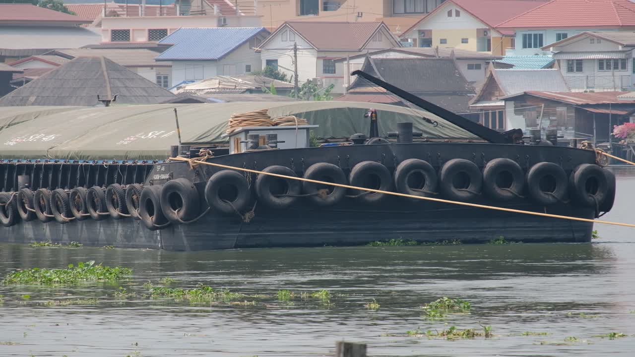 태국 강에서 예인선이 끄는 바지선 - 중간 샷