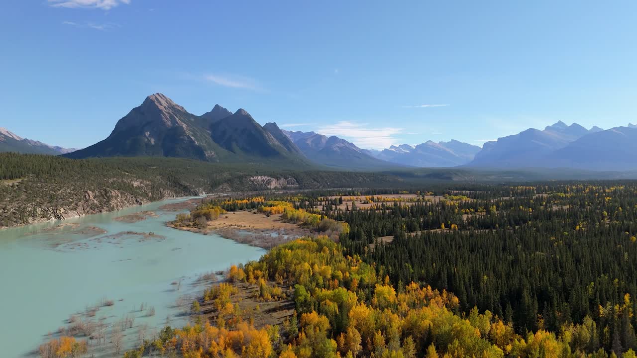 아브라함 호수에서 황금 가을: 바위 산을 배경으로 한 숨막히는 드론 영상
