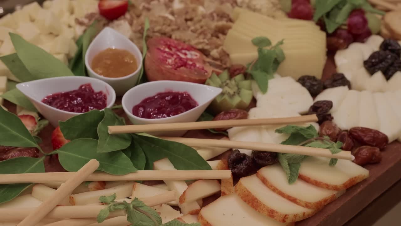 빵 스틱, 신선한 과일, 잼과 함께 제공되는 다양한 치즈 플래터는 고급스러운 애피타이저로 즐길 수 있어요.