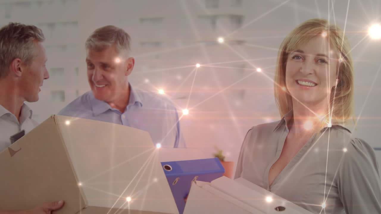 светящаяся сеть связей против бизнесменки, держащей документы, улыбающейся в офисе