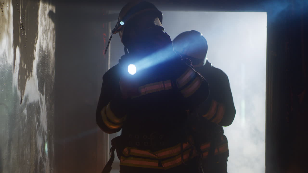 bomberos en un edificio lleno de humo