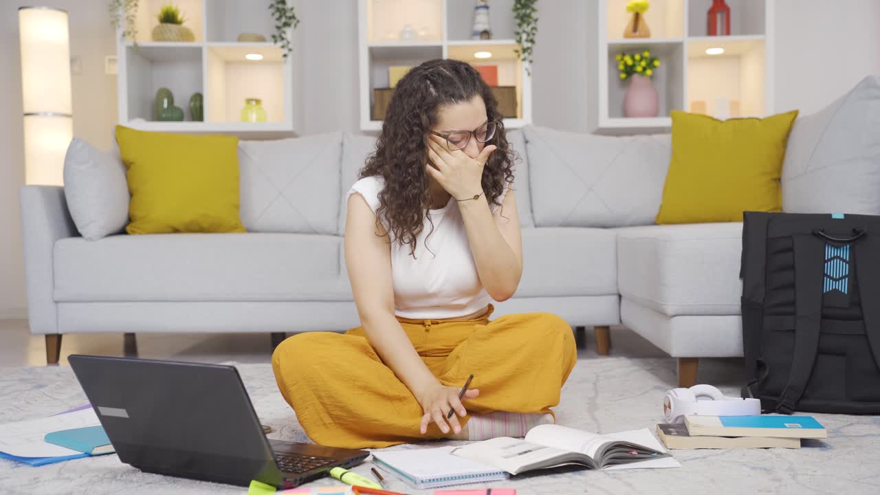 una estudiante que llora infeliz.