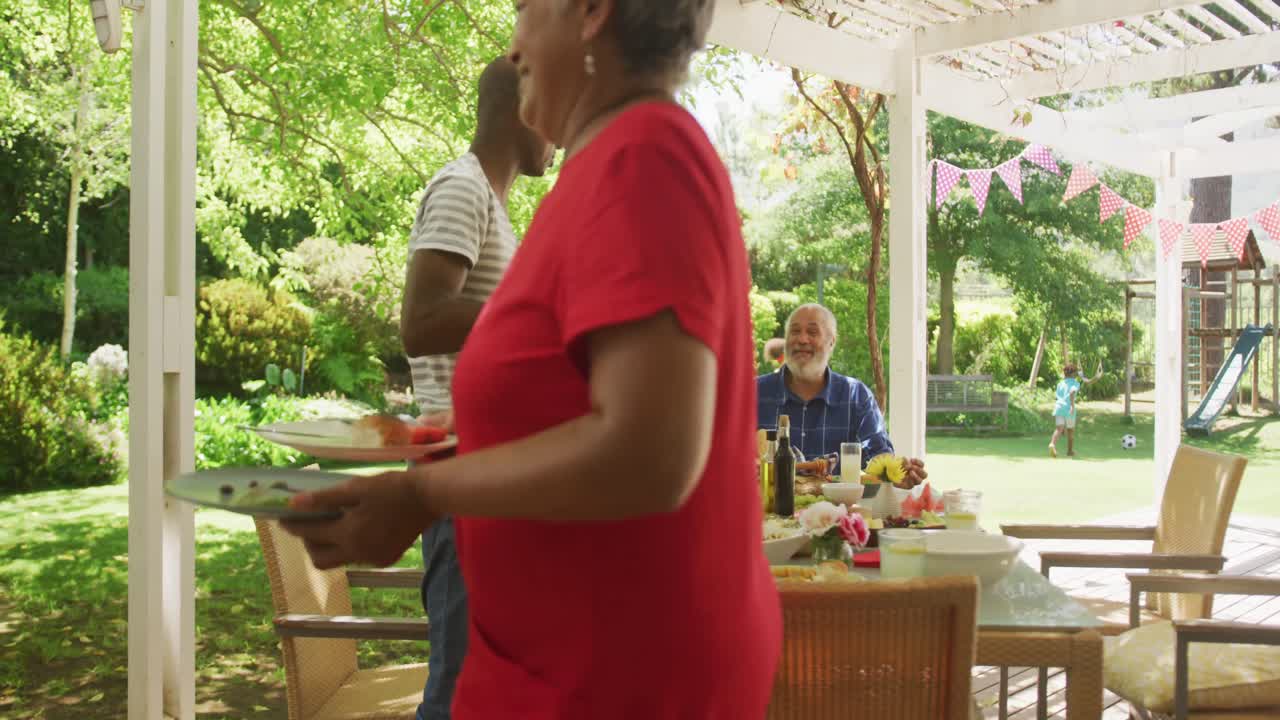 familia afroamericana de varias generaciones pasando tiempo juntos en el jardín