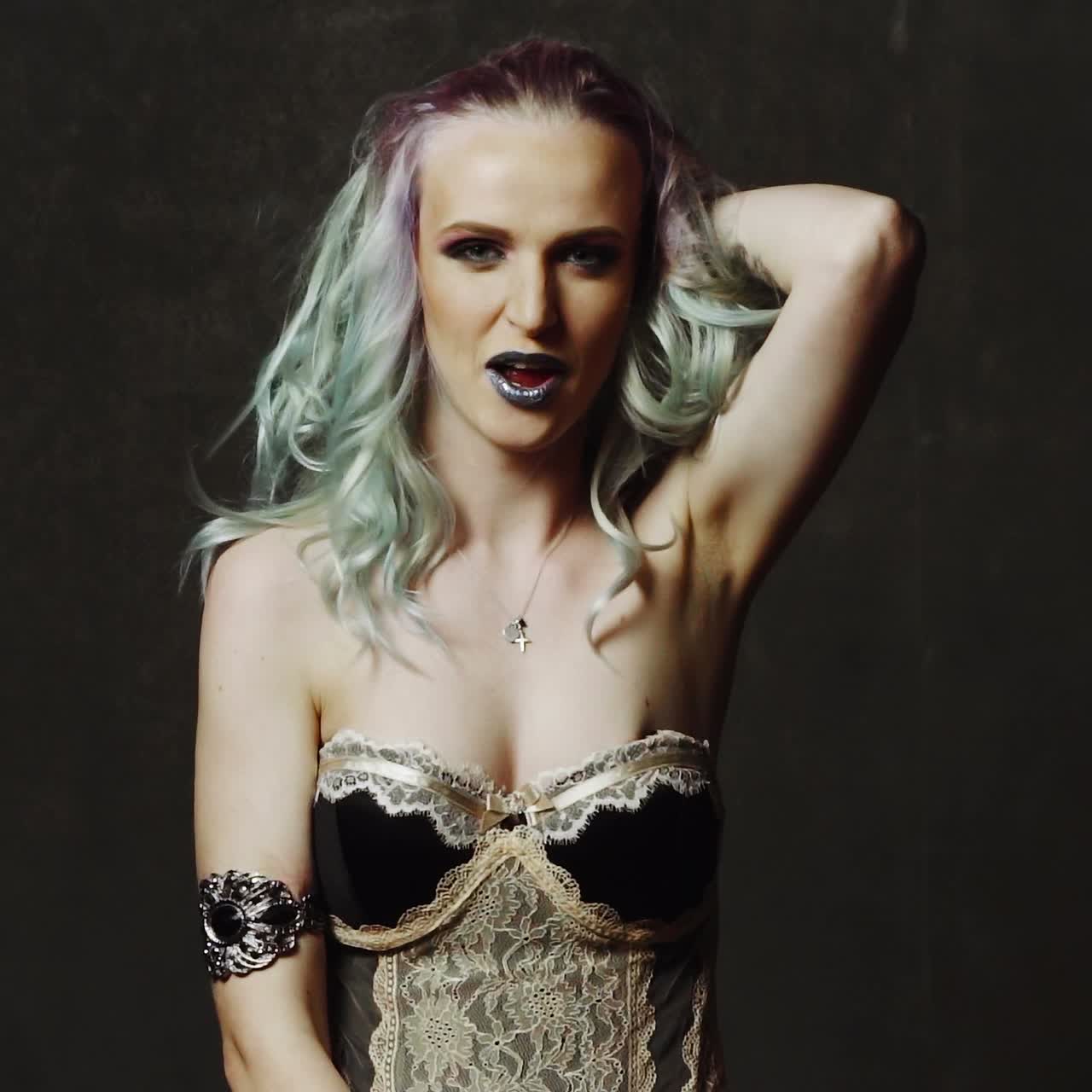 una foto de estudio colorida de una chica modelo divertida.