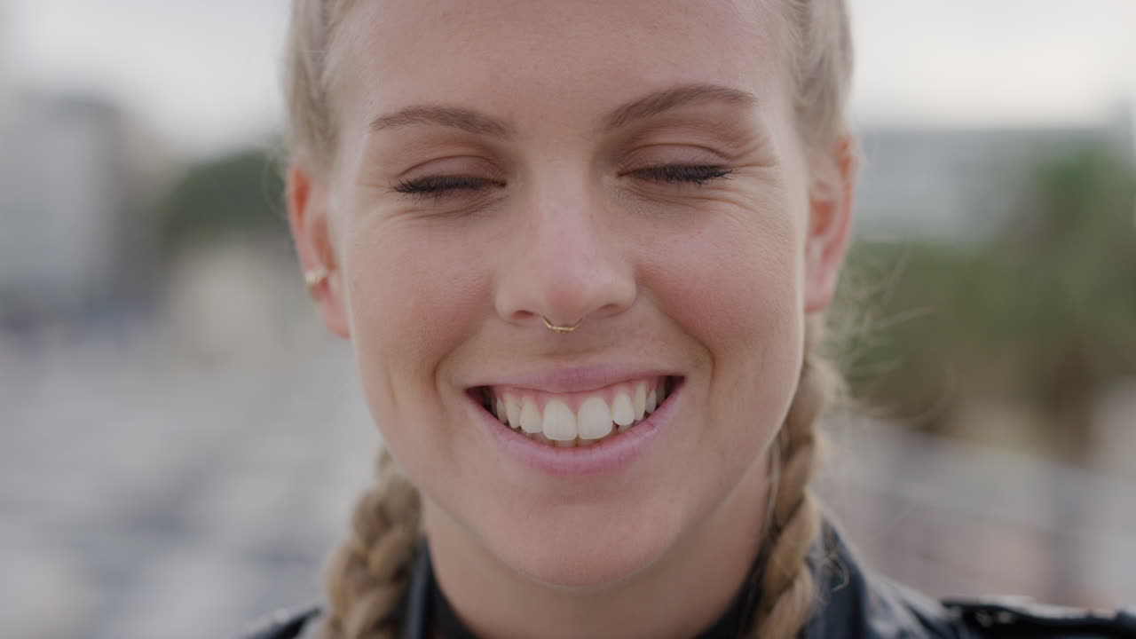 retrato de cerca hermosa joven mujer rubia sonriente exitosa alegre atractiva mujer caucásica con anillo en la nariz belleza femenina