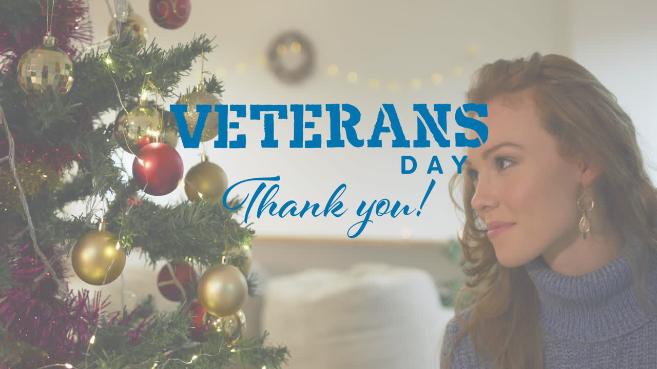 젊은 빨간 머리는 크리스마스 트리를 즐겁게 장식합니다.