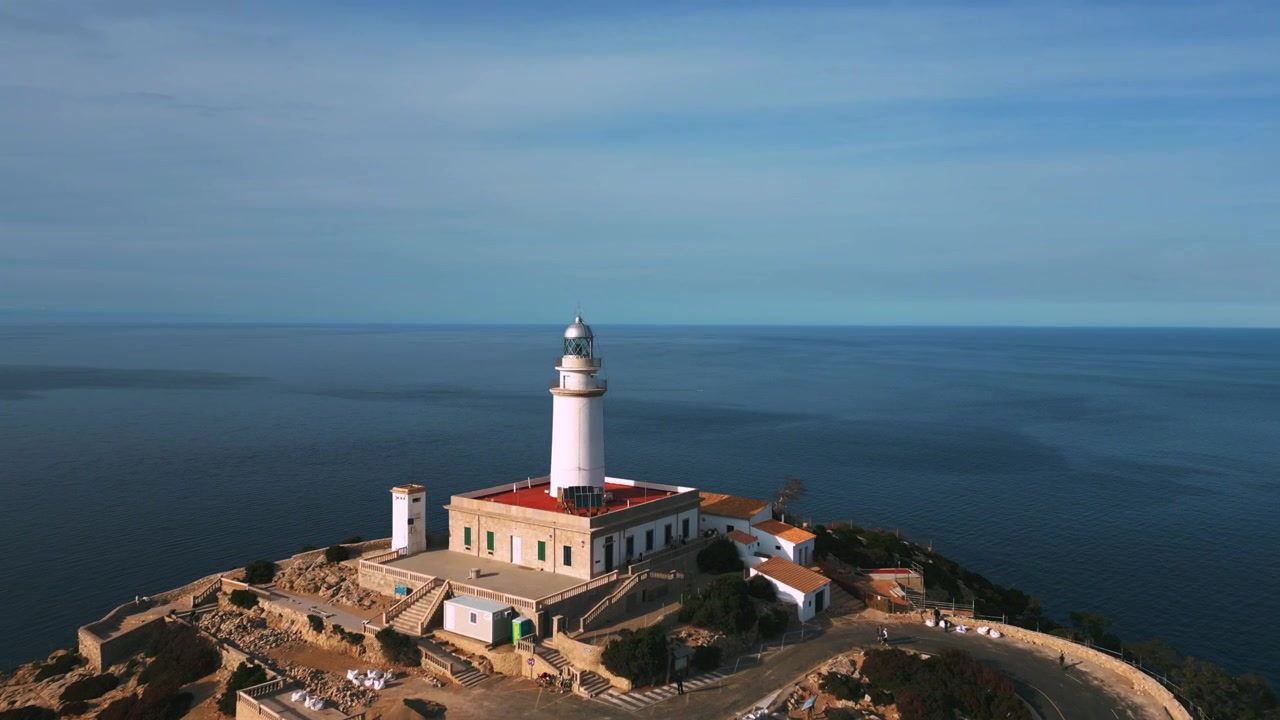 Faro a Cap Formentor, isola balearica Palma di Maiorca con scogliere drammatiche, montagne e formazioni rocciose. Bellezza naturale del mare blu. Riprese aeree epiche documentaristiche cinematografiche con drone in 4K UHD