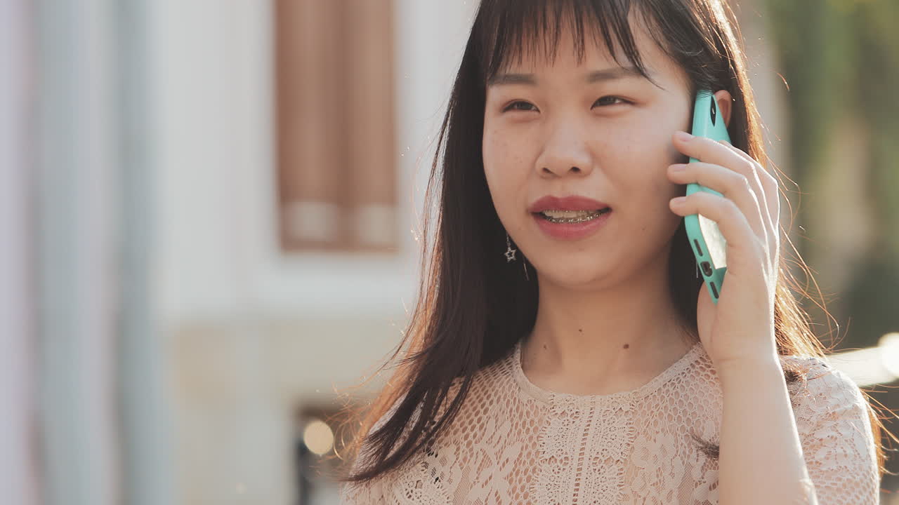 휴대 전화로 말하는 여자