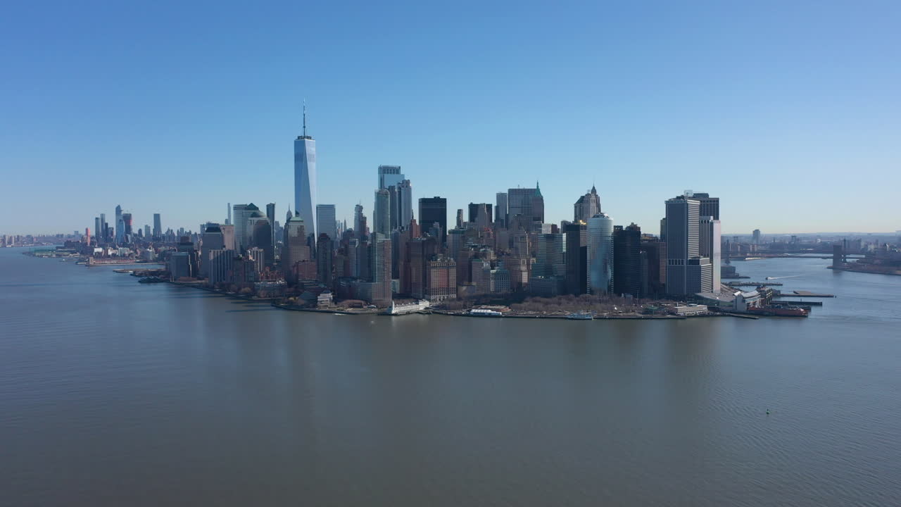 푸른 하늘과 함께 화창한 날 뉴욕 항구의 공중 전망