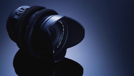 l'obiettivo del film è illuminato artisticamente su uno sfondo nero. tecnologia ottica avanzata.