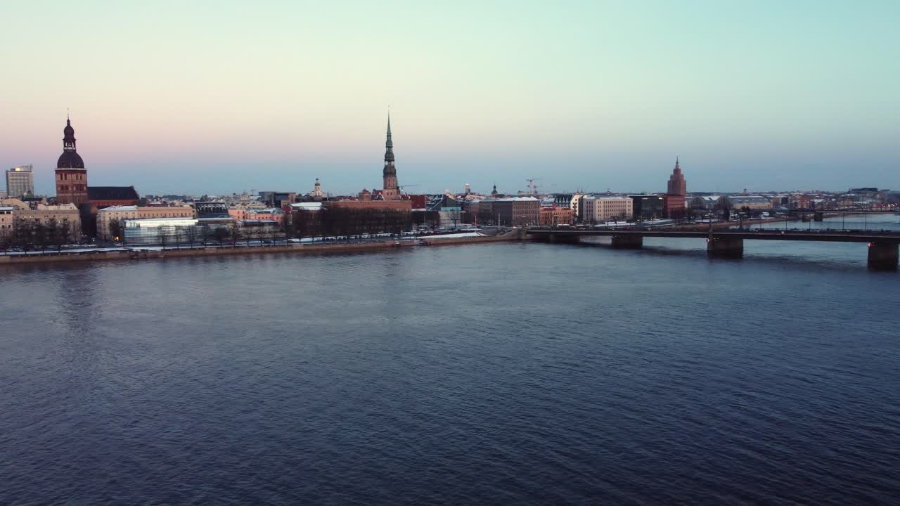 vista aérea del establecimiento del río daugava en el centro de la ciudad de riga, temporada de invierno