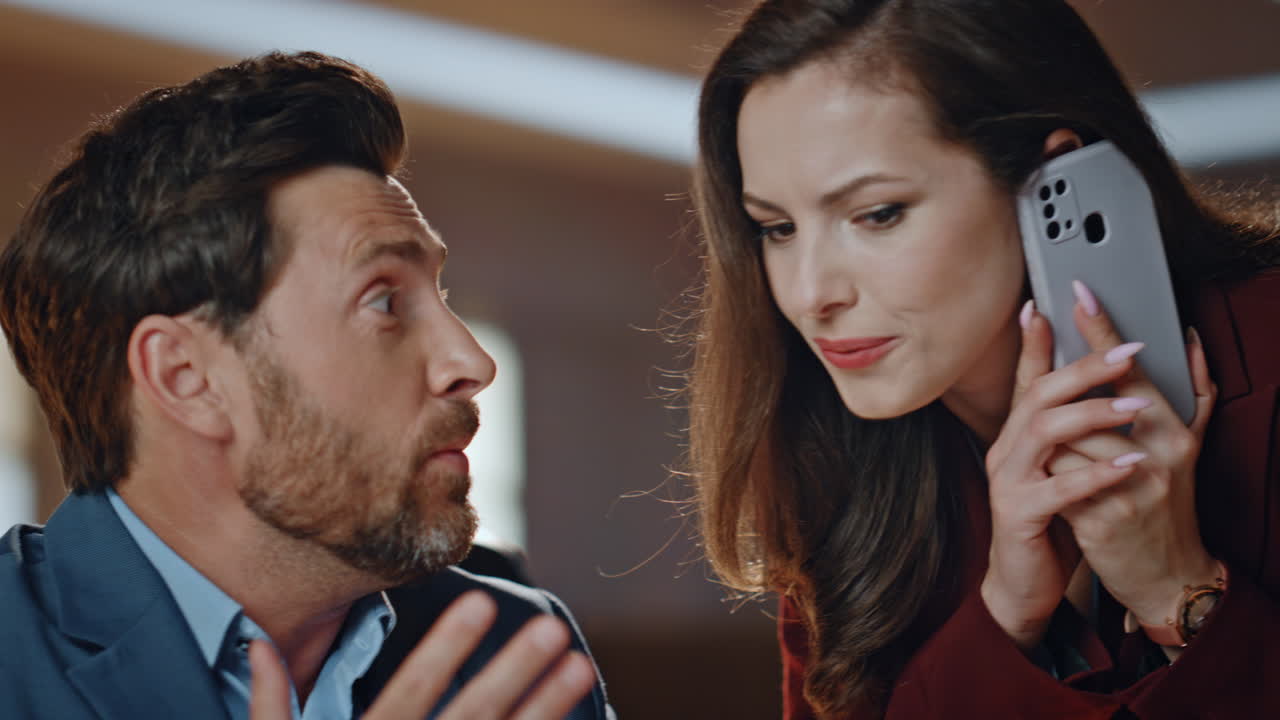 클로즈업: 스트레스를 받은 사업 부부가 캐비에 대해 논의합니다. 화를 내는 감독이 설명합니다.