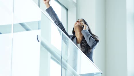 mujer de negocios asiática usando tecnología de teléfono inteligente