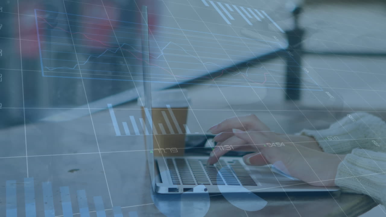 animazione di grafici, cambiamenti di numeri, caricamento di cerchi, donna caucasica che lavora sul portatile nei caffè