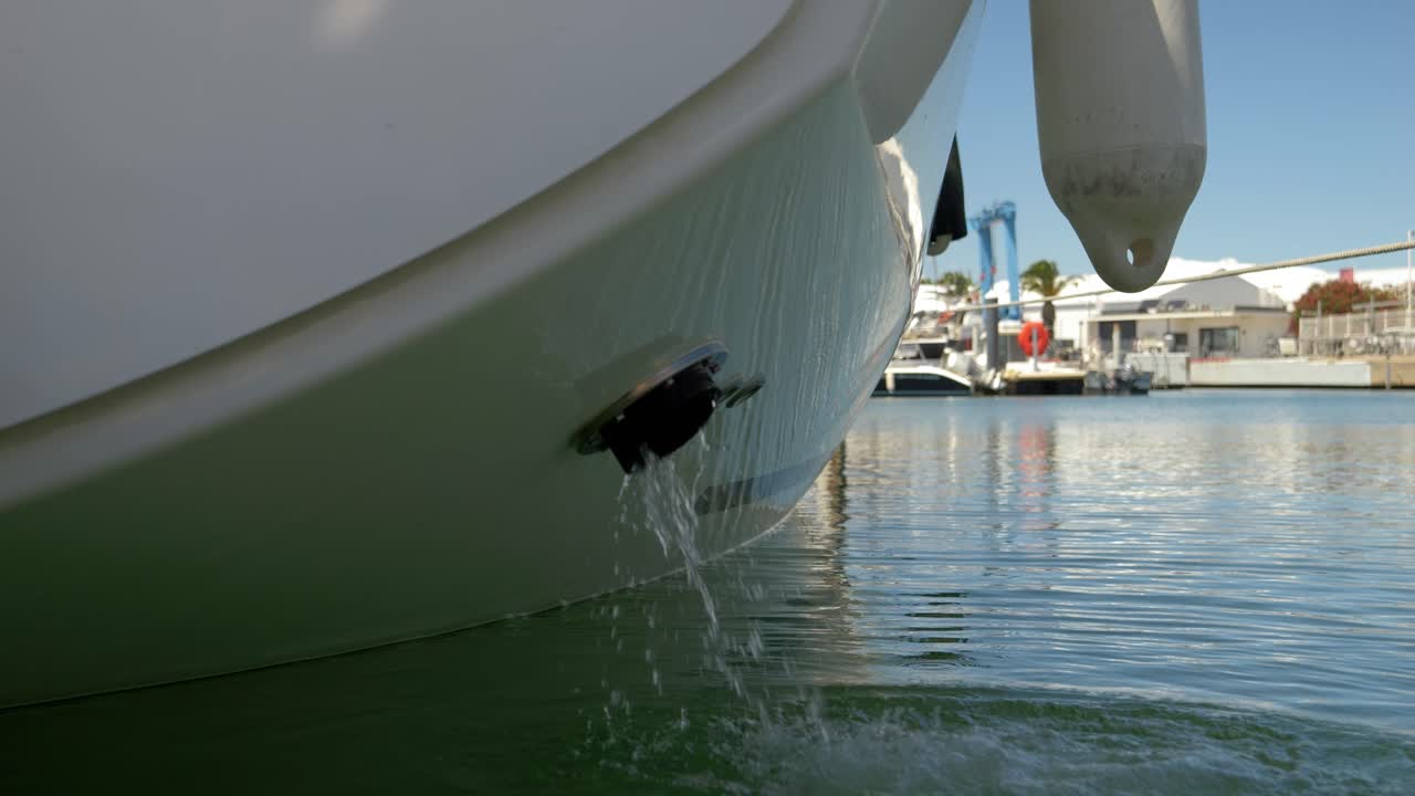 보트 앞을 비우는 물의 슬로우모션 샷