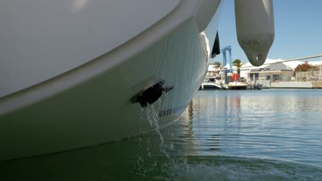 toma en cámara lenta de agua vaciando la parte delantera de un barco