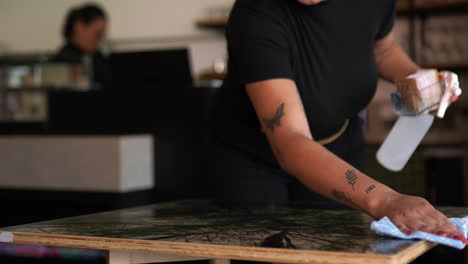 camarera trabajando en una cafetería