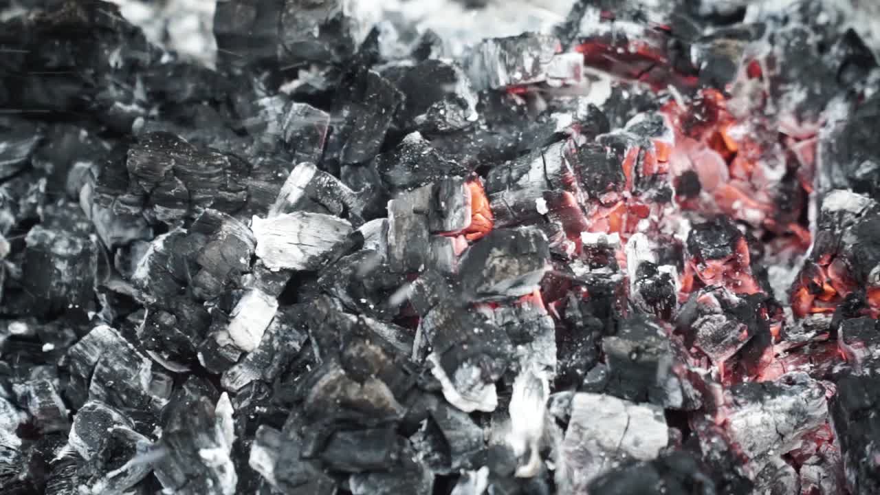 연기가 나는 붉은 재, 클로즈업 샷, 오른쪽 팬, 바비큐용 벽난로