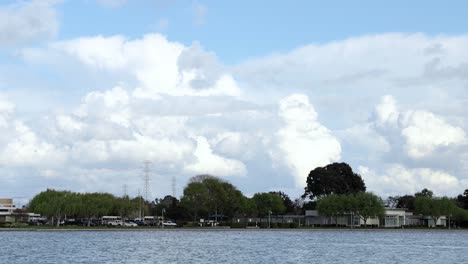 Día-Nublado-Por-Un-Barrio-Y-Un-Lago