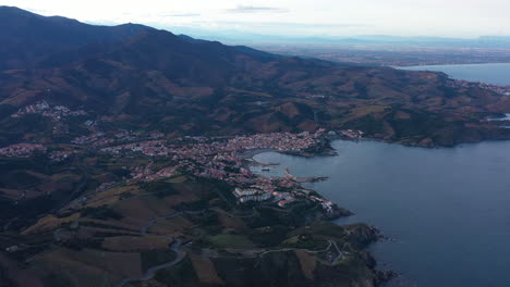 Banyuls-sur-Mer-Große-Luftaufnahme-Der-Zinnoberroten-Küste-An-Der-Grenze-Zu-Frankreich-Und-Spanien