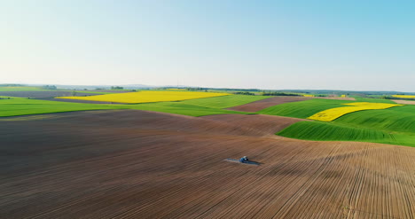 Tractor-De-Producción-De-Alimentos-Transgénicos-Rociando-Campo-Con-Productos-Químicos