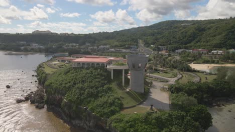 toma aérea orbitando el café con leche de la libertad en la isla de guam