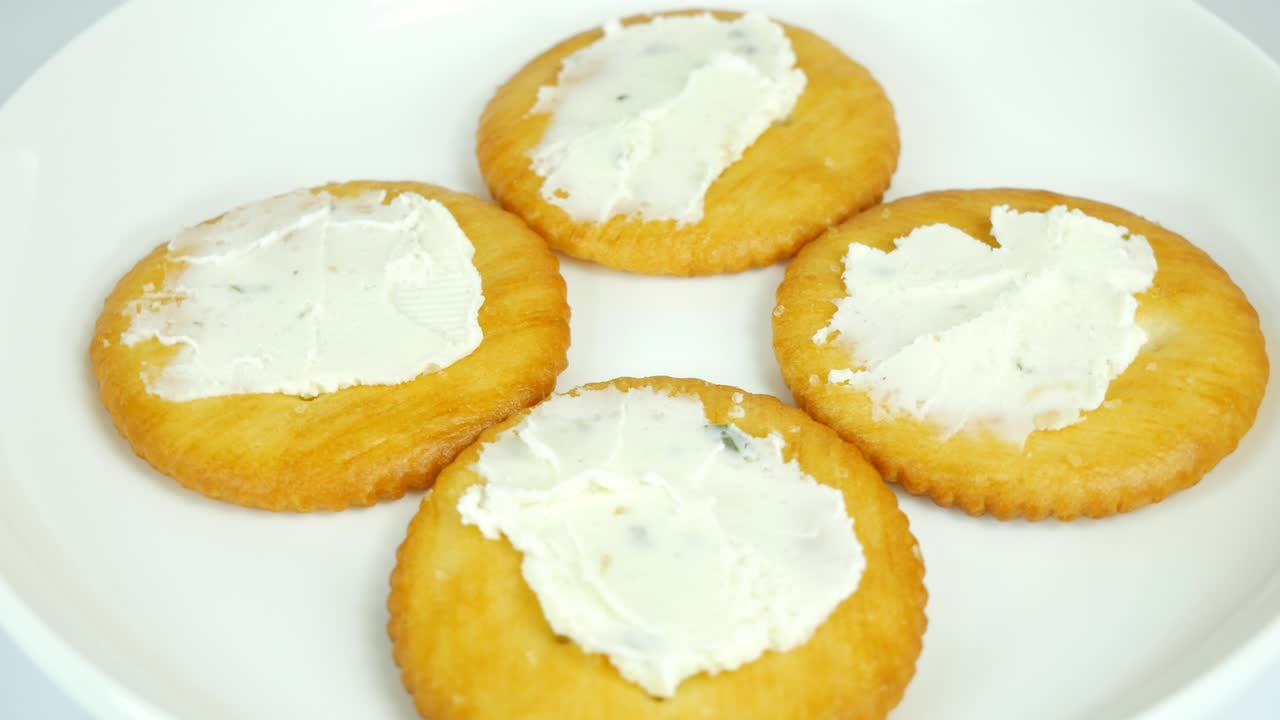 galletas redondas con queso de hierbas