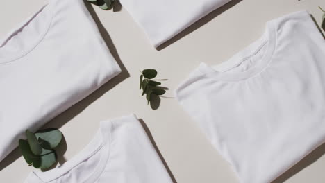 video de una capa plana de camisetas blancas plegadas con espacio de copia sobre un fondo blanco