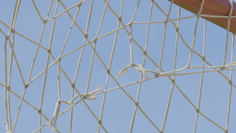 Beschädigen-Sie-Das-Volleyballnetz-An-Einem-Sonnigen-Tag-Am-Strand