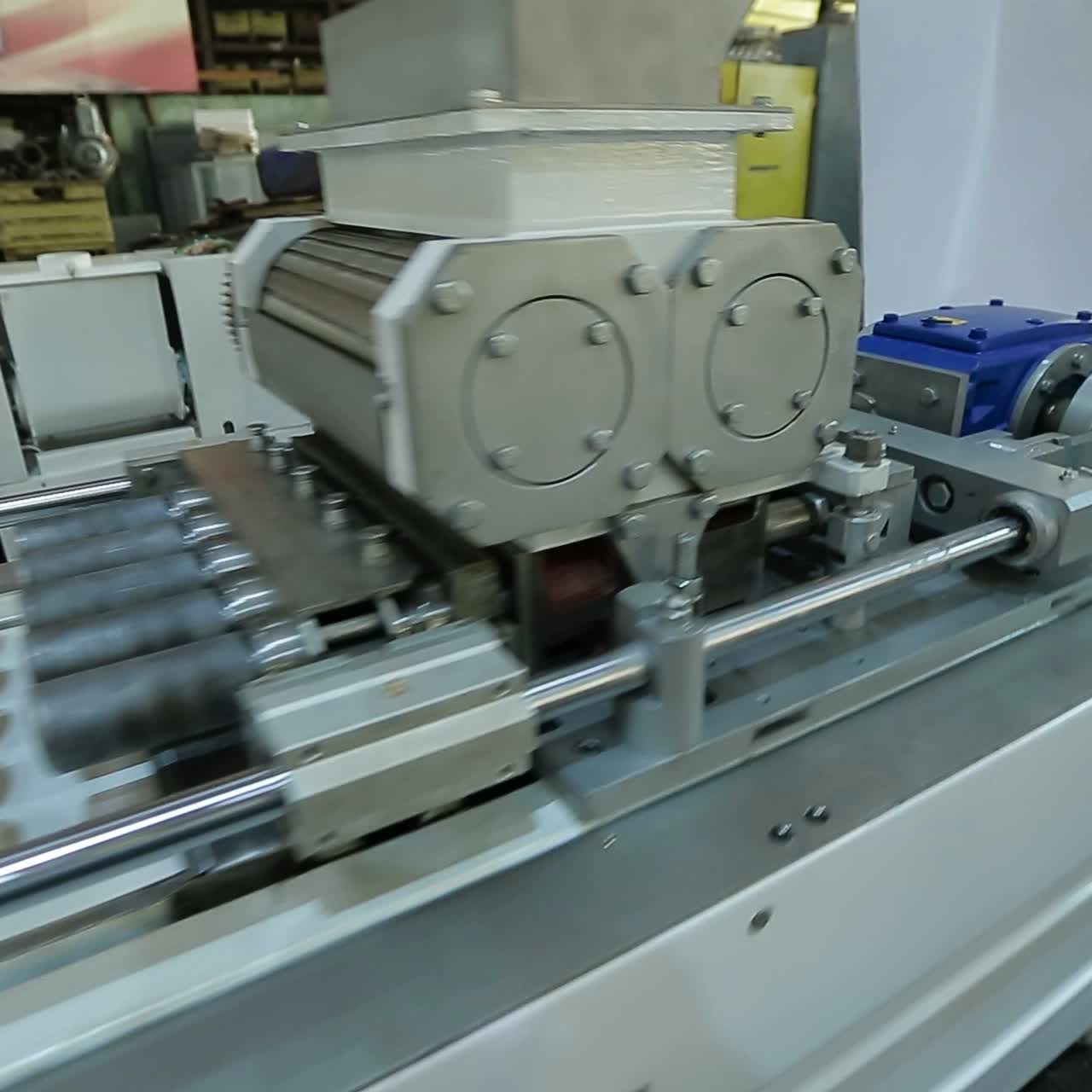 человек, работающий с машинами