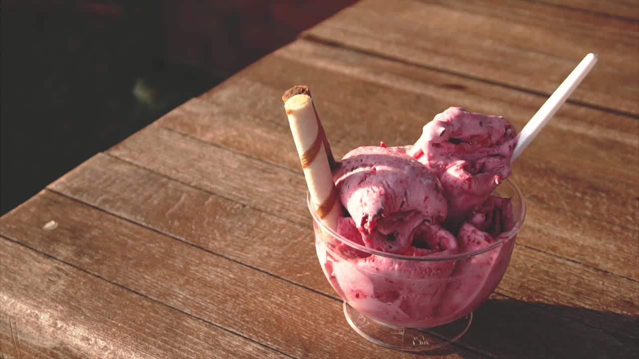 delicioso helado de fresa en un tazón