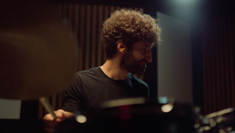 Baterista-Sonriente-Divirtiéndose-En-El-Estudio.-Músico-Tocando-Platillos-De-Tambor-En-Interiores.