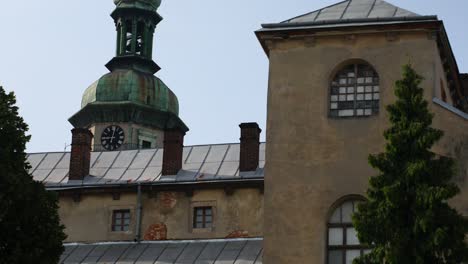 Iglesia-Y-Monasterio-De-Bernardina-En-Lviv,-Ucrania---Tiro-Inclinado-Hacia-Arriba