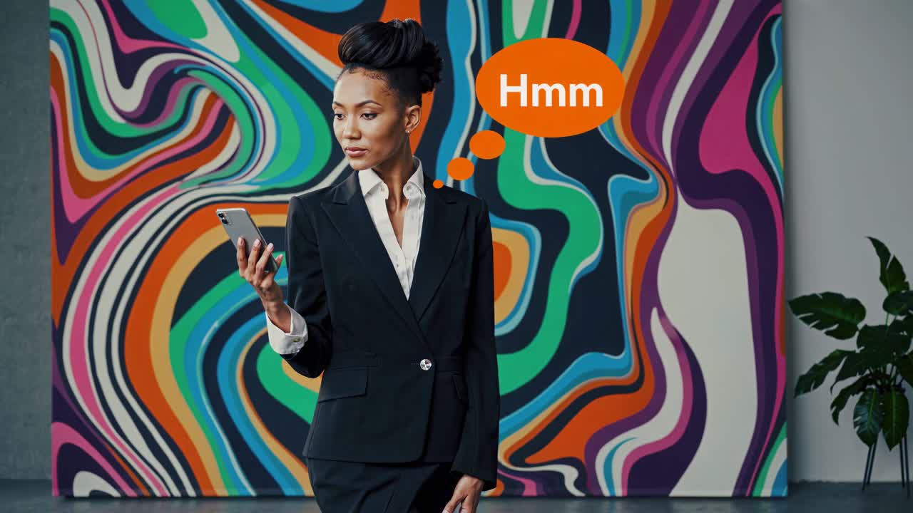 생동감 넘치는 추상 예술 앞에서 스마트폰을 사용하는 사업가