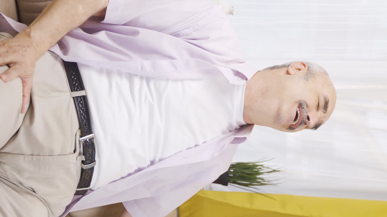 분위기 변동이 있는  ⁇ 은이의 수직 비디오입니다.