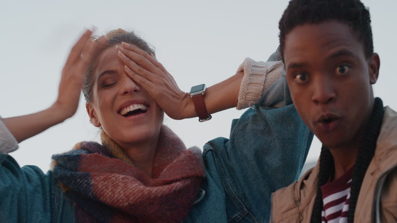 amigos felices posando haciendo caras divertidas disfrutando de la fiesta en la azotea celebrando al atardecer divirtiéndose un fin de semana loco en la ciudad