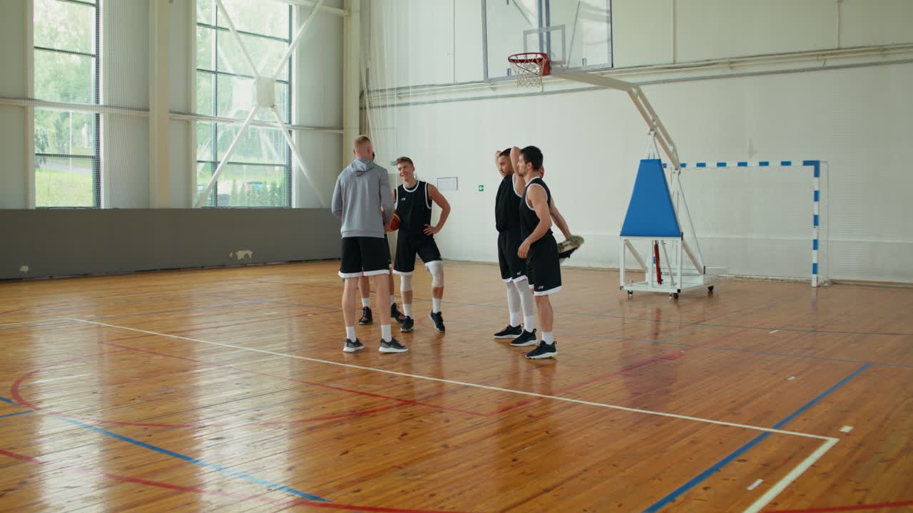 Treino de time de basquete na academia