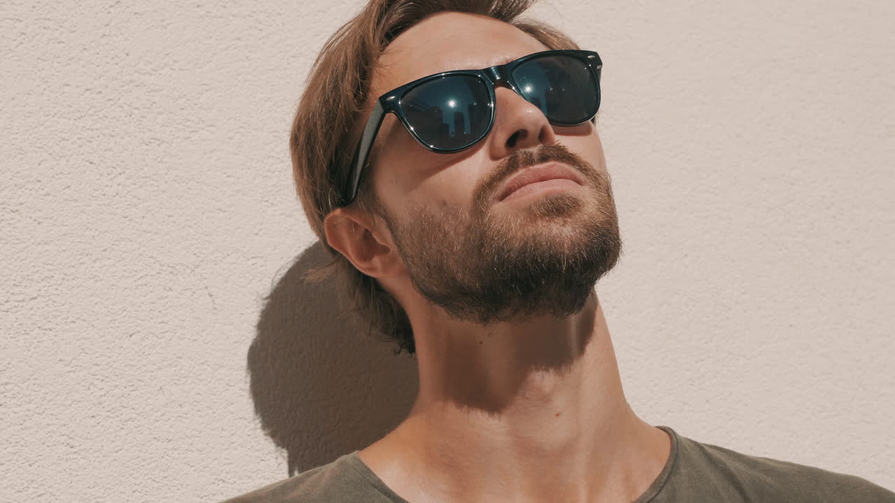 선글라스를 입은 세련된 남자