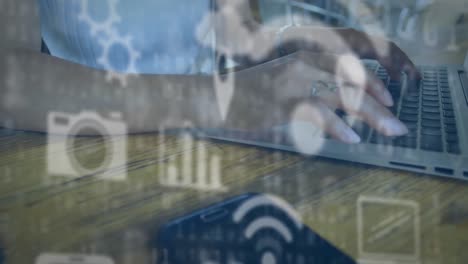 animación de iconos digitales y procesamiento de datos contra la sección media de una mujer usando una computadora portátil en la oficina