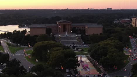 puesta de sol sobre el museo de arte y el colorido parque jj anderes, filadelfia, pennsylvania, estados unidos