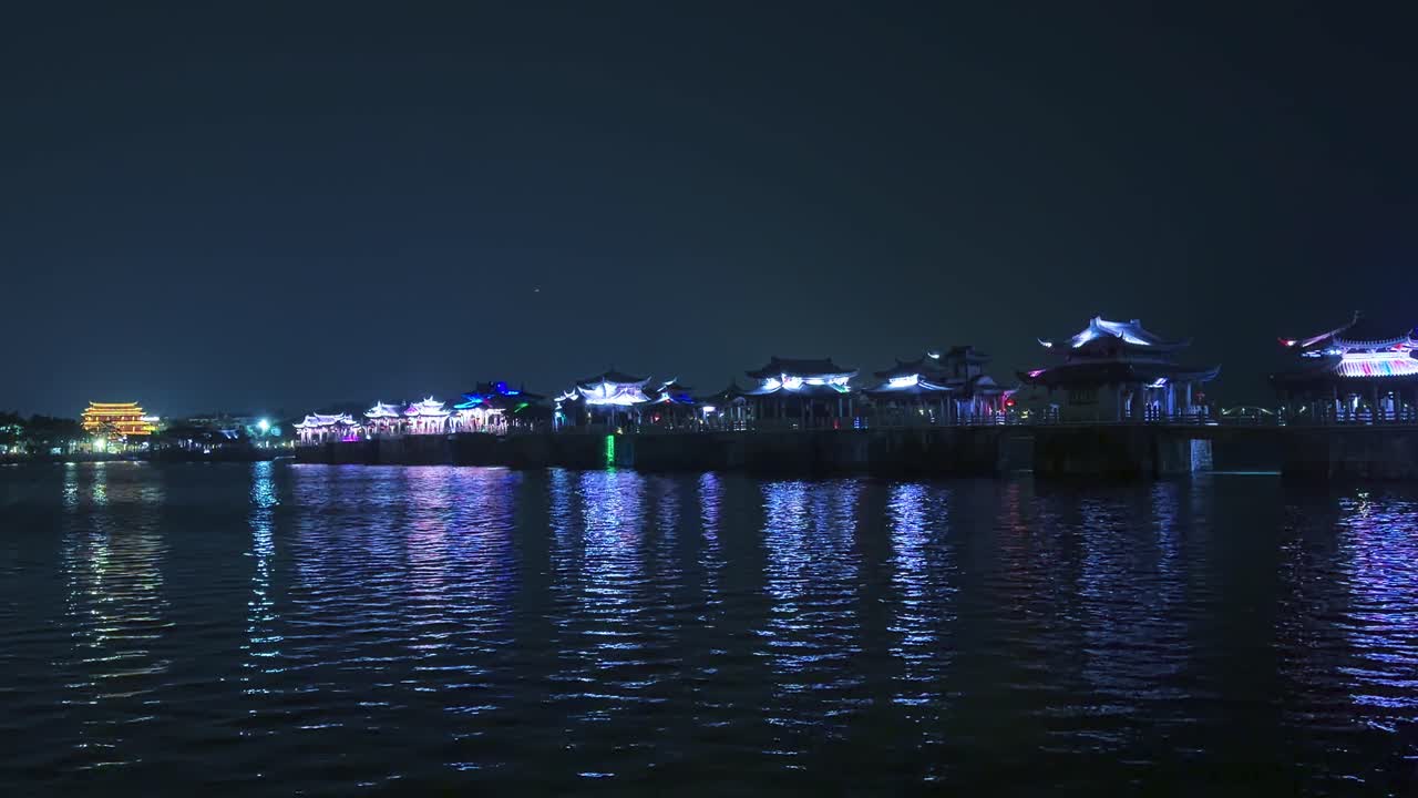 中国広東省潮州市に位置する広済橋と湘子橋の、きらめく光の舞を広角で撮影