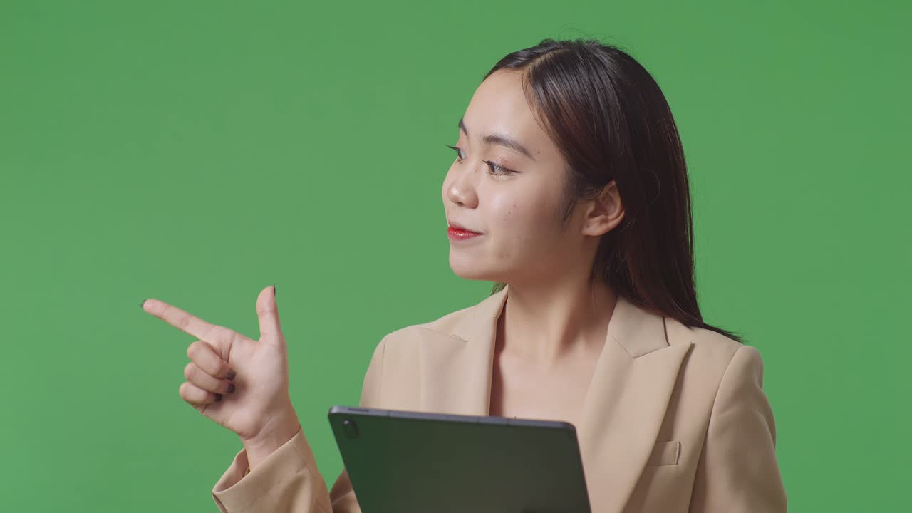 태블릿을 가리키는 사업가