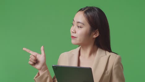 태블릿을 가리키는 사업가