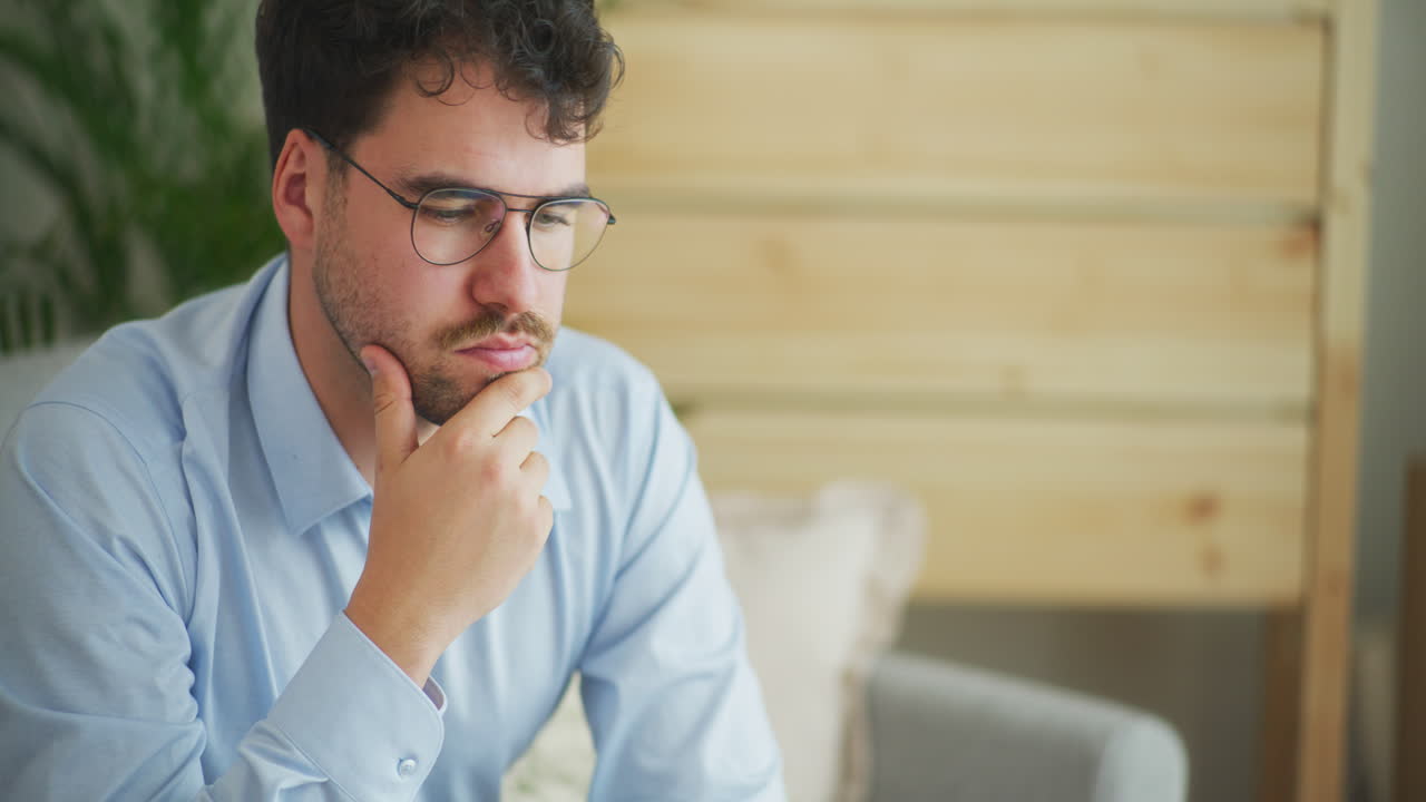 hombre pensativo planea el desarrollo de la empresa